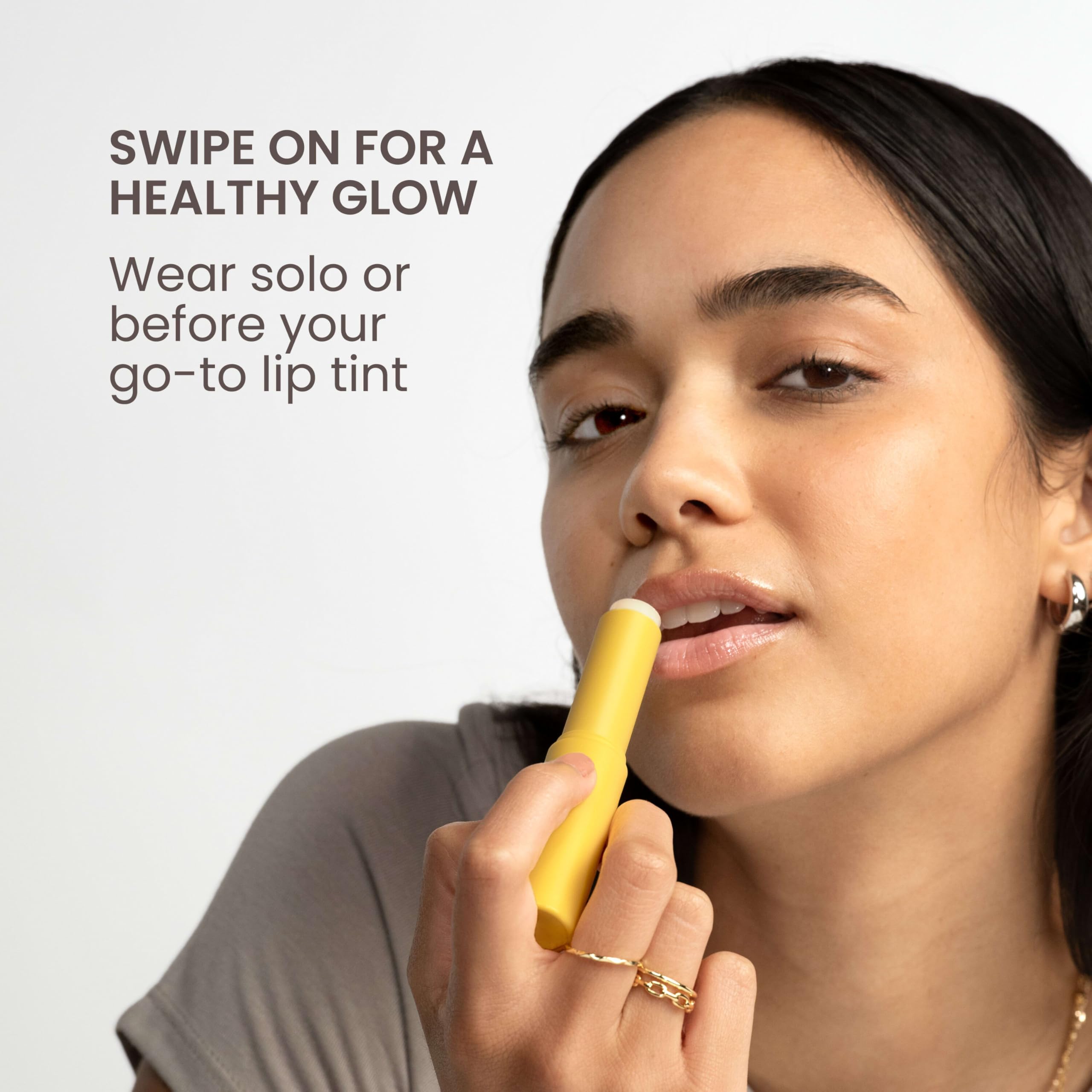 Cera de abejas de origen natural en Burt's Bees Boosted Lip Balm Sheer Plus.