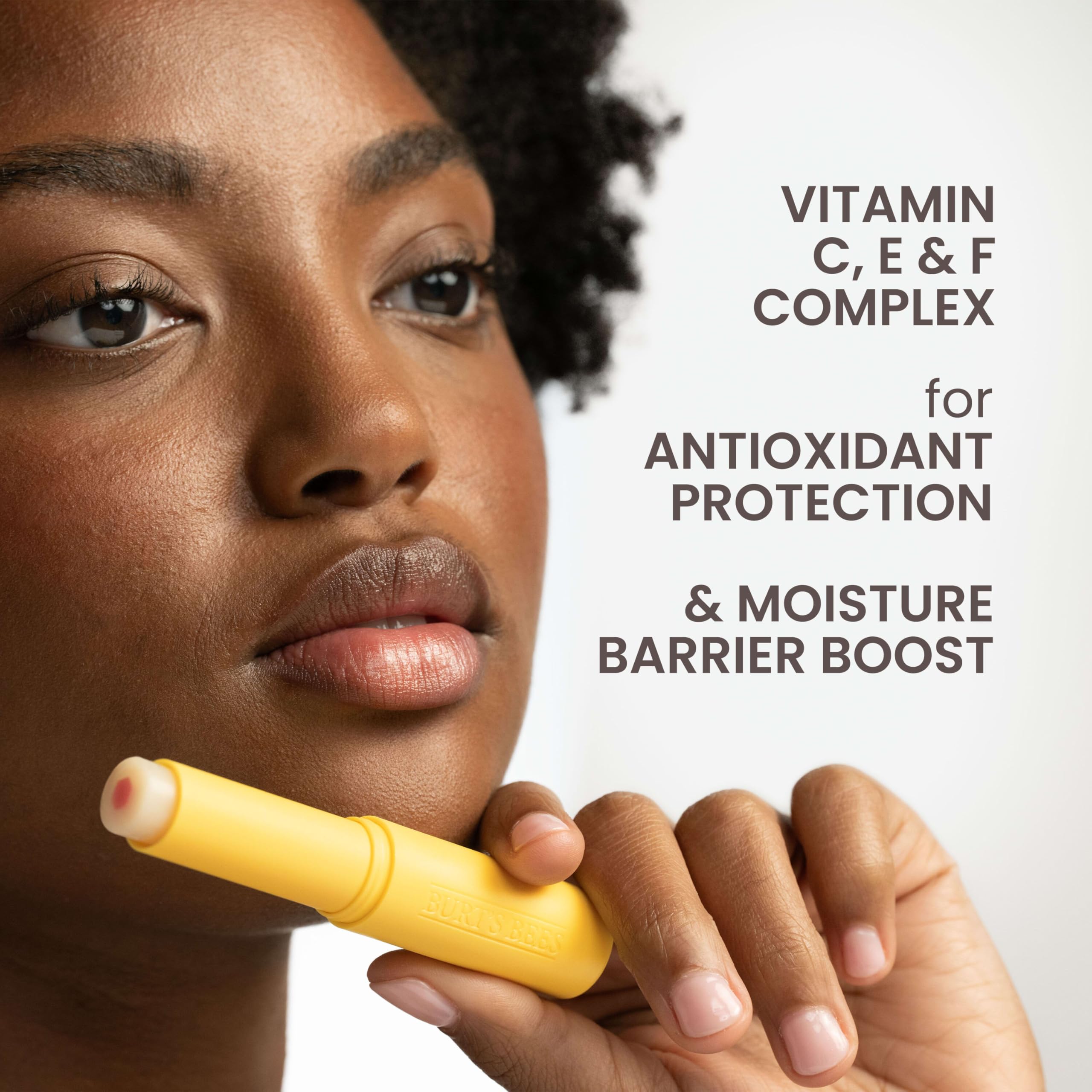 Acabado sin color, ideal para uso diario con Burt's Bees Boosted Lip Balm Sheer Plus.