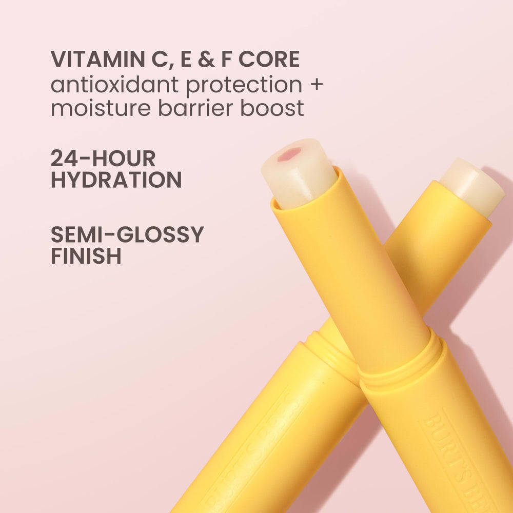 Textura semiglososa del Burt's Bees Boosted Lip Balm Sheer Plus para un brillo natural.