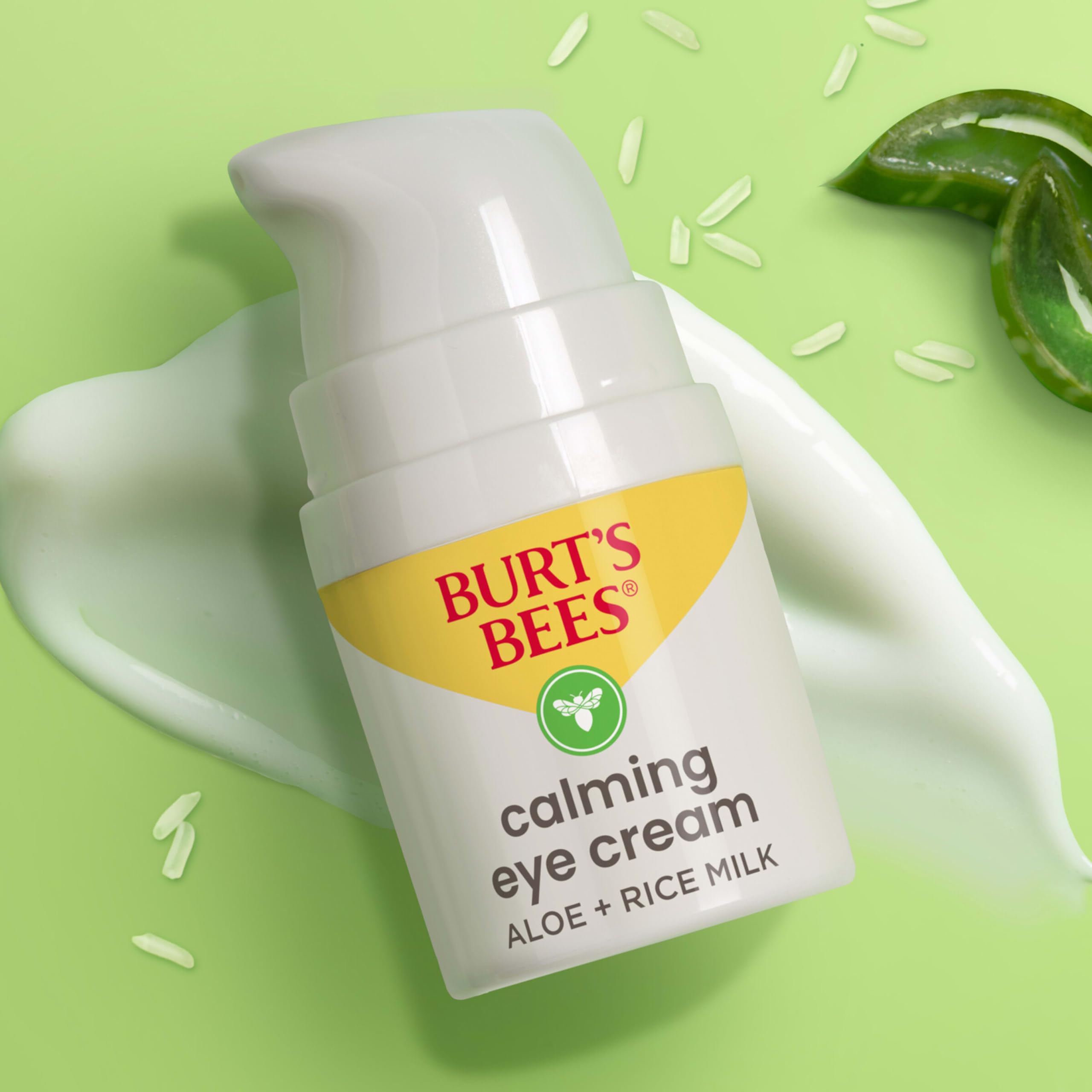 Envase Burt's Bees Calming Eye Cream de 0.5 oz para uso diario.