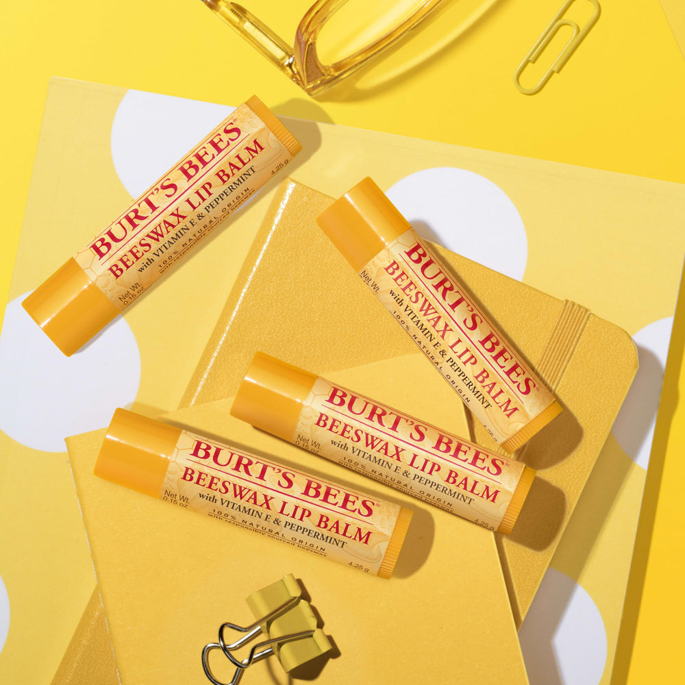 Cuidado labial compacto de Burt's Bees, ideal para bolsillos y viajes.
