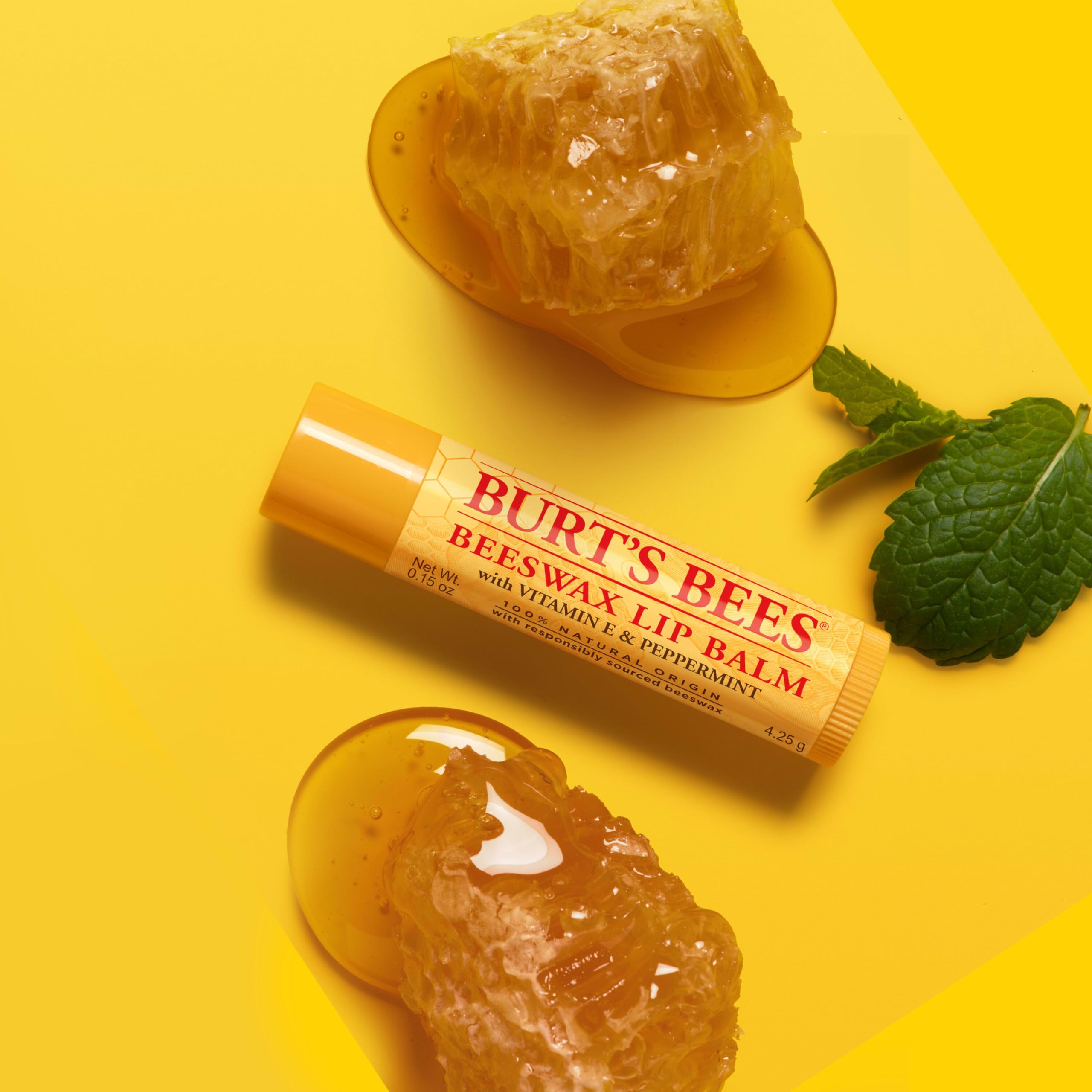Aplicador de bálsamo Ultra Acondicionador de Burt's Bees, textura suave en tubo.