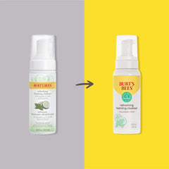 Burt's Bees espuma lavadora generando espuma suave en la palma
