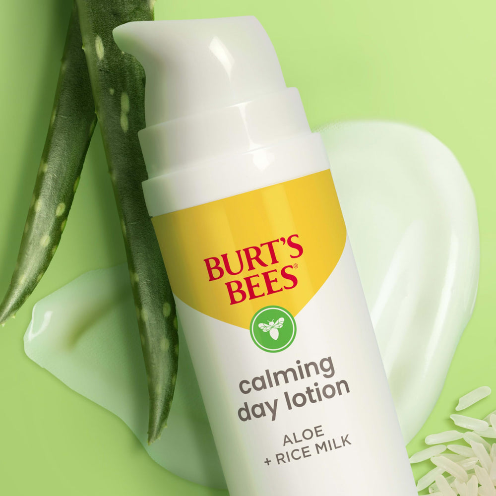 Conjunto de productos Burts Bees para rutina facial.