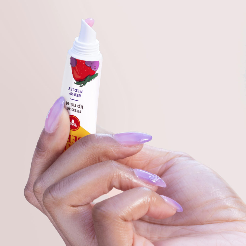 Burt's Bees Rescue Lip Relief Mezcla de Bayas, aplicación suave para labios agrietados.
