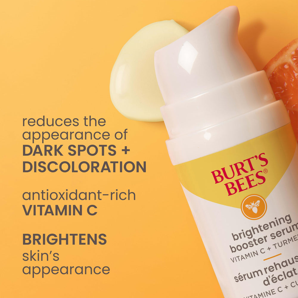 Aplicación del serum de Burt's Bees en la piel para un brillo uniforme.