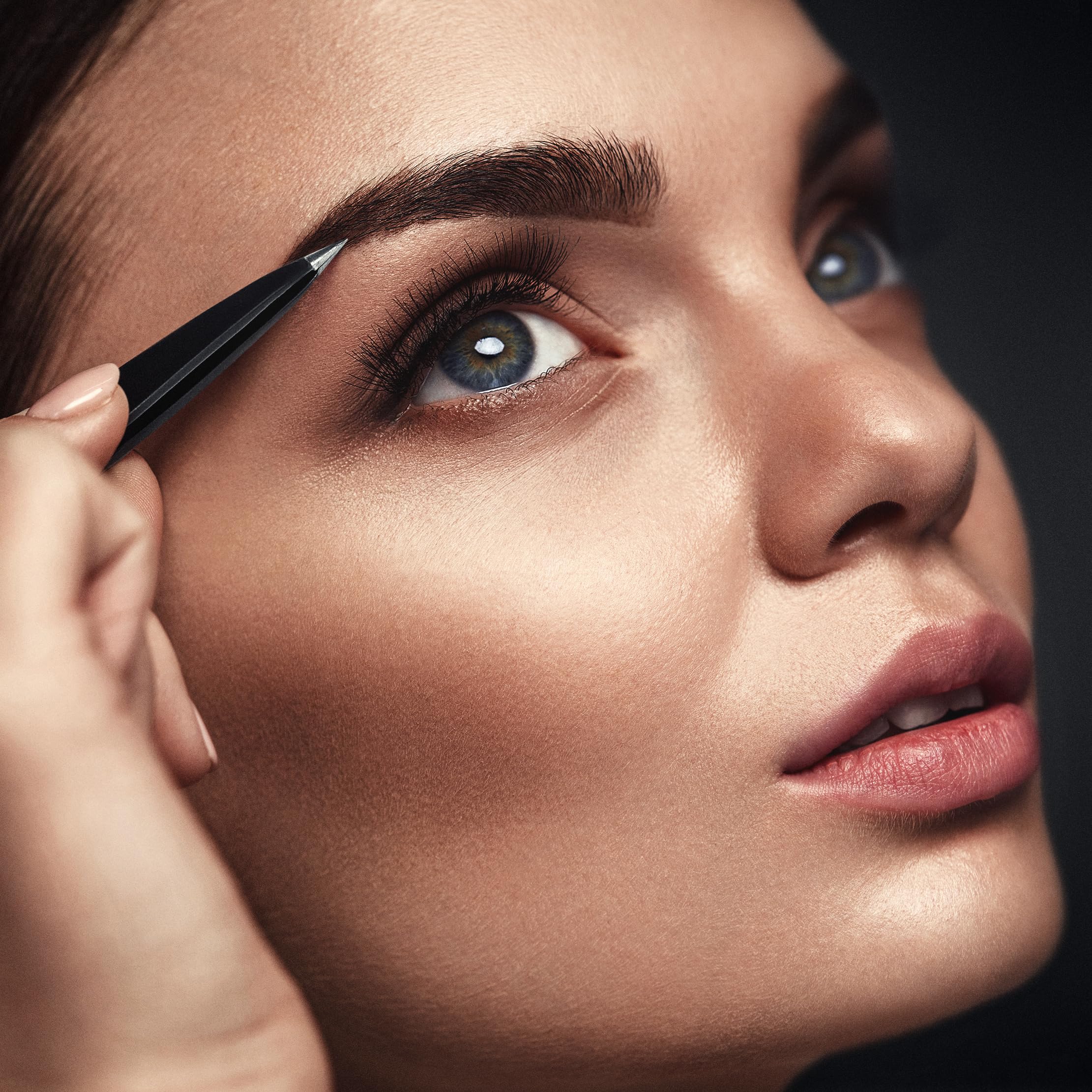Close-up grip promotes controlled plucking with minimal pressure.