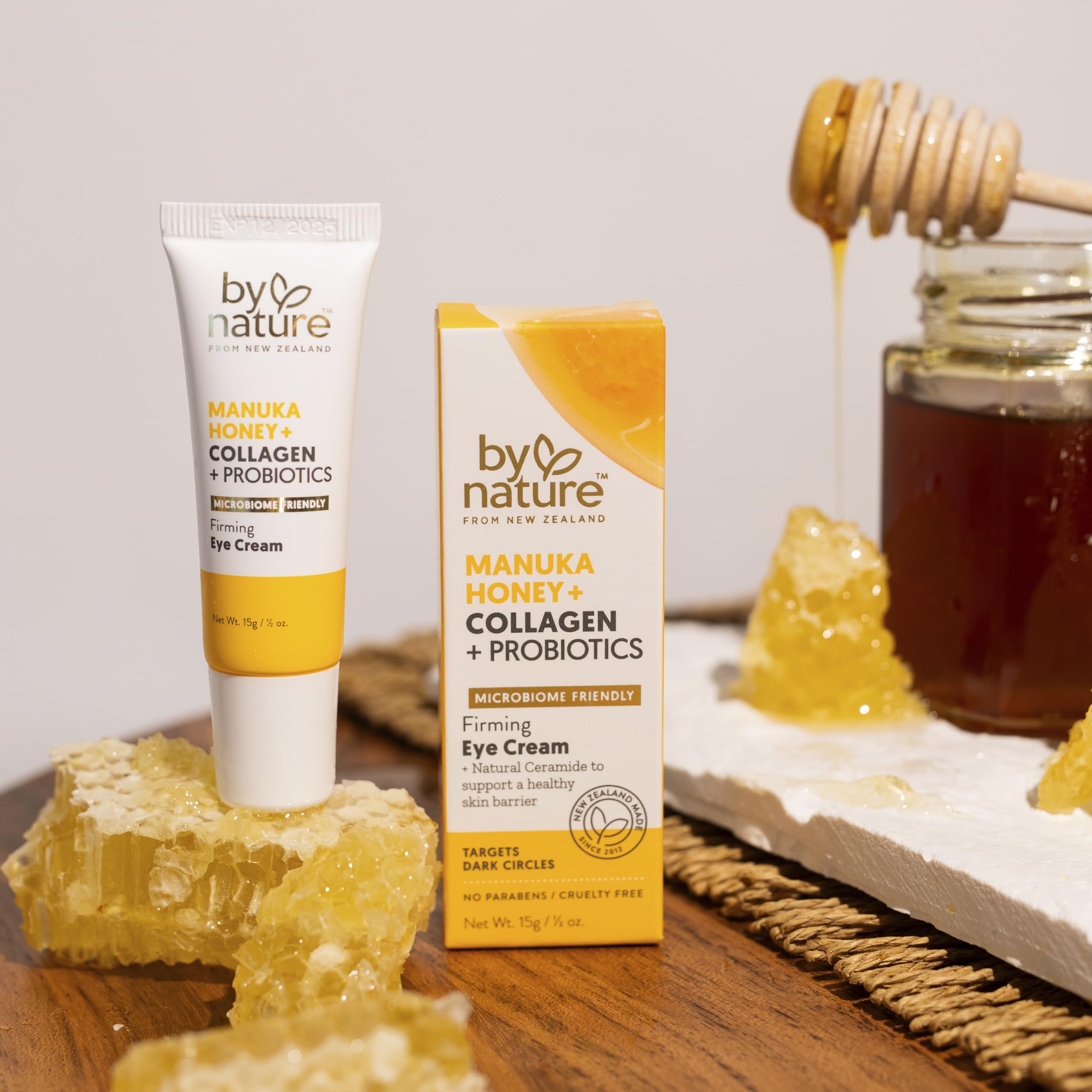 By Nature crema contorno ojos con colágeno, aporta firmeza suave a la mirada.