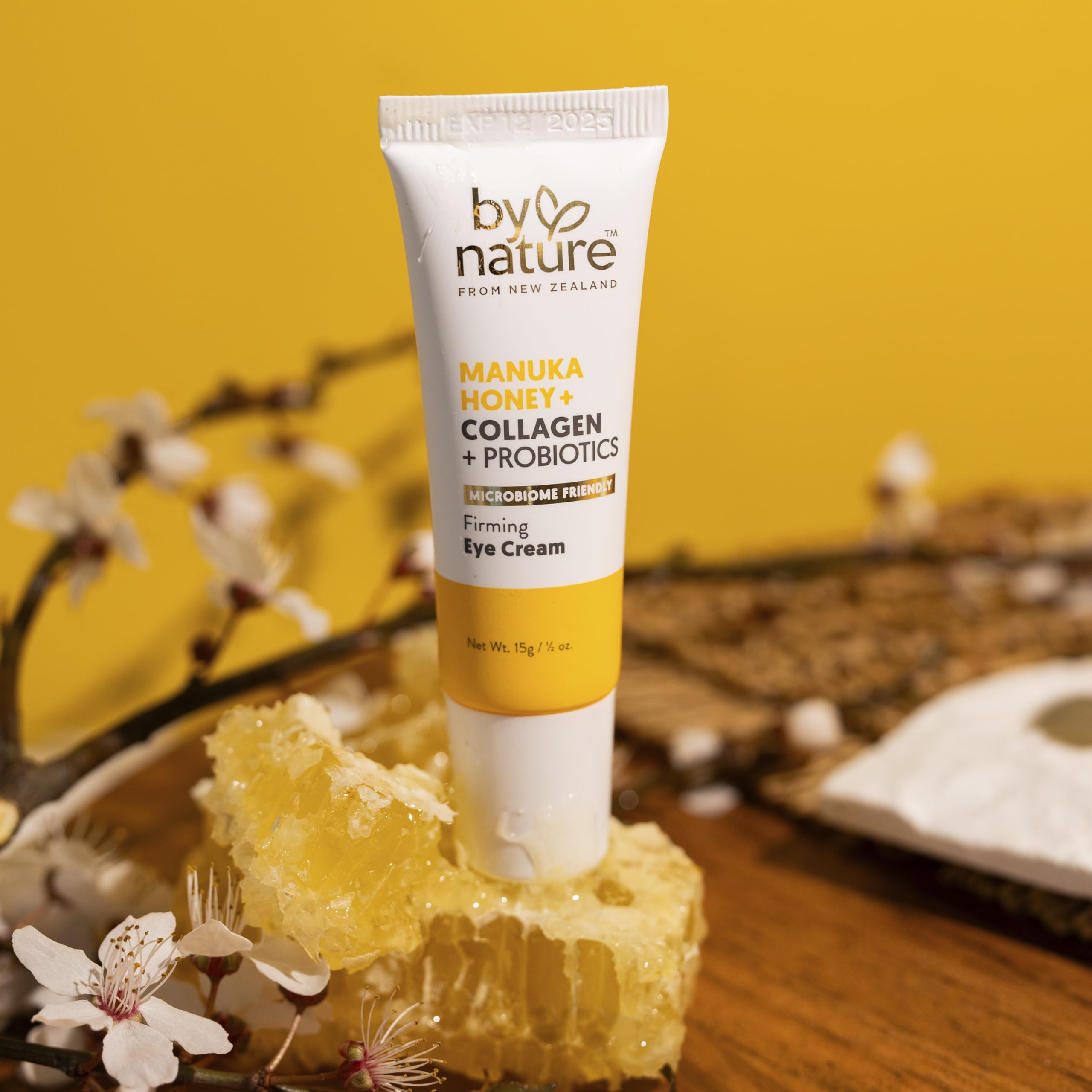By Nature crema contorno ojos con probióticos, ayuda a equilibrar la piel periorbital.