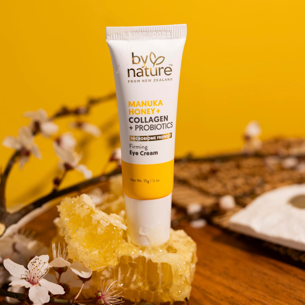 By Nature crema contorno ojos con probióticos, ayuda a equilibrar la piel periorbital.