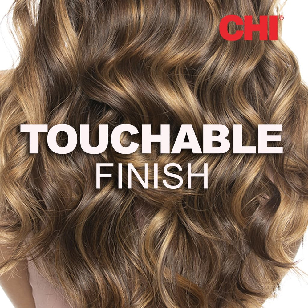 Cabello texturizado con brillo gracias a CHI Spray Wax.