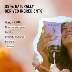 Aplicación de crema California Naturals en cabello rizado para definición.