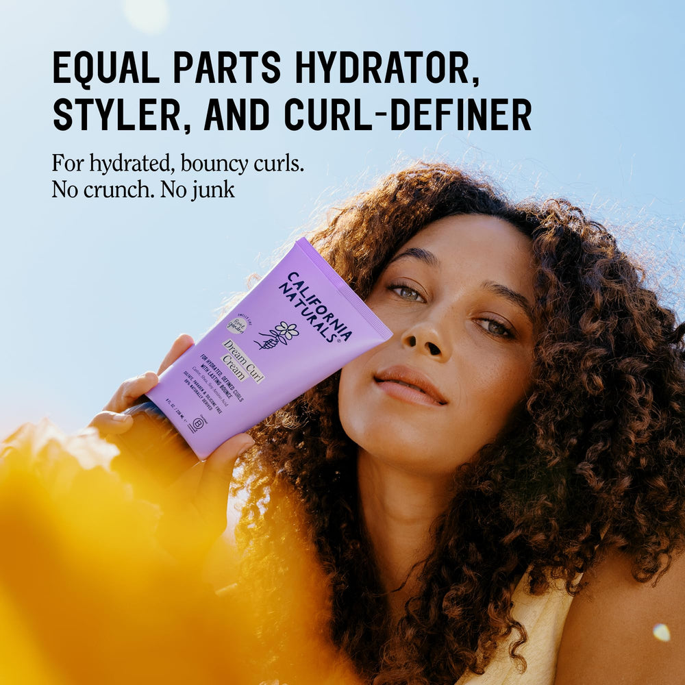 Textura cremosa de California Naturals en la palma, rizos hidratados.