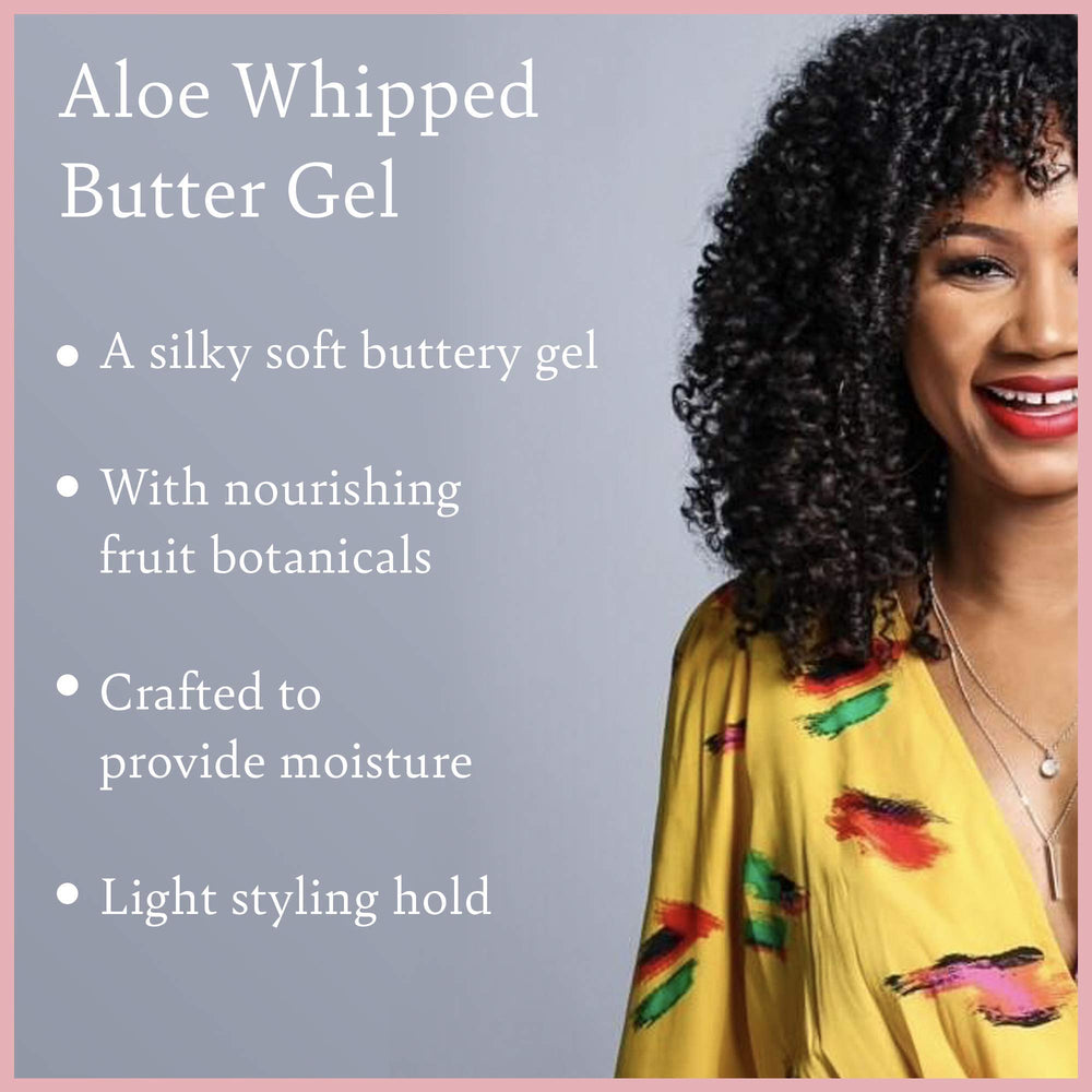 Camille Rose gel de aloe, aplicación con dedos para peinado ligero.