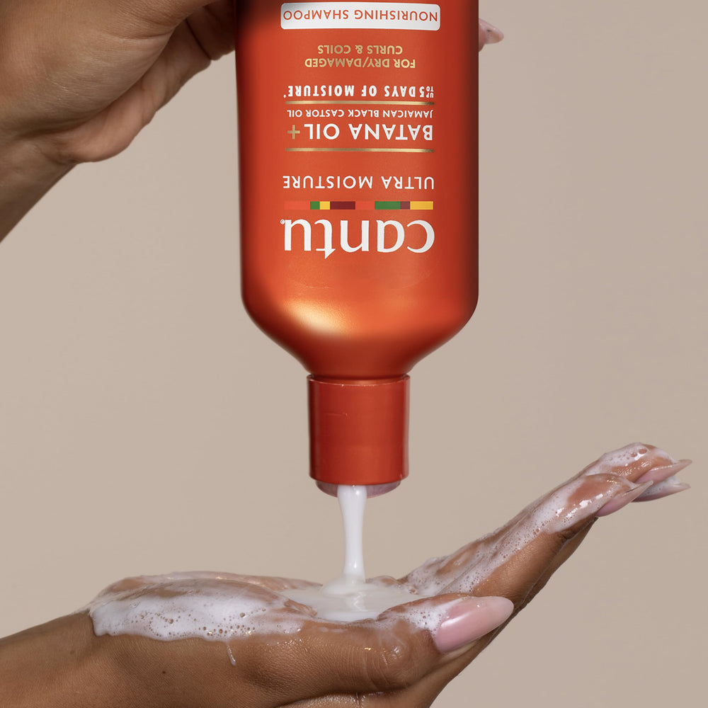 Cantu Ultra Moisture Shampoo ofrece hidratación duradera para rizos definidos