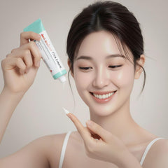 CARE:NEL Melasma crema en manos: aplicación suave y calmante para piel sensible.