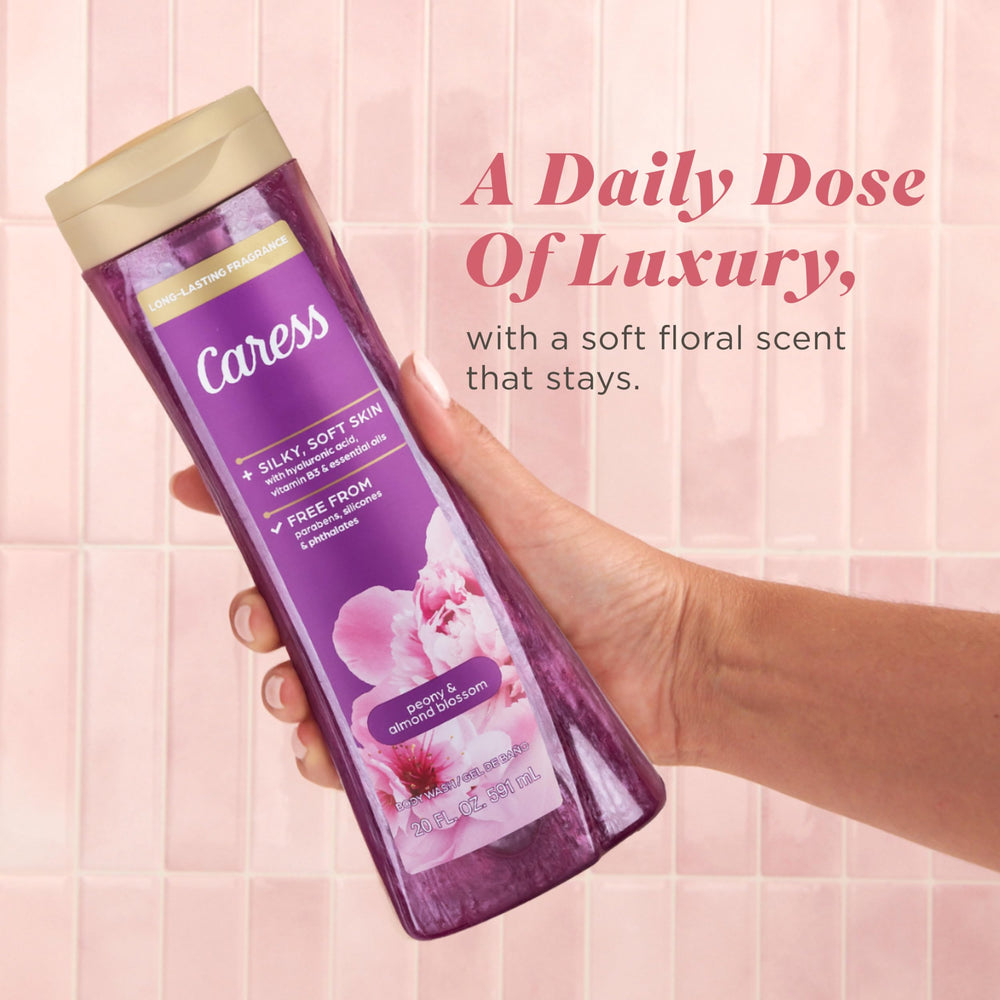 Caress Peony & Almond Blossom, espuma lujosa para una experiencia de baño envolvente.