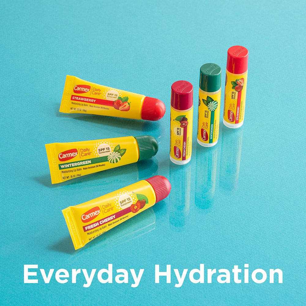 Carmex Daily Care Strawberry en tubo para uso diario.