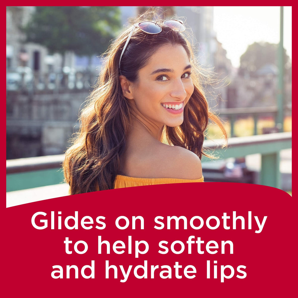 Variedad de sabores de bálsamo labial Carmex en formato compacto SPF15.