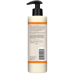 Aplicación del acondicionador Coco Creme con las manos para rizos suaves.