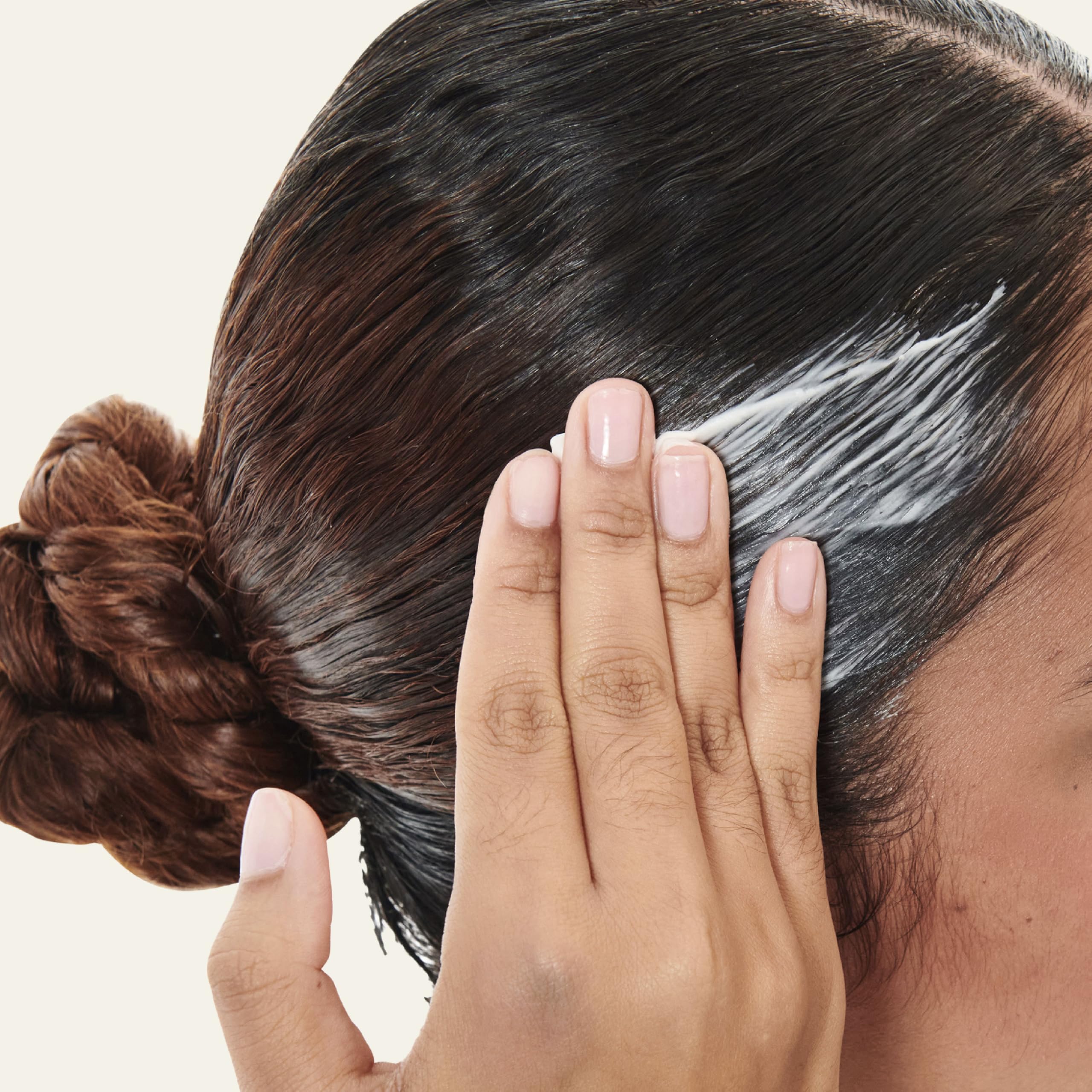 Aplicación en cabello seco con Goddess Strength Balm para fijar sin frizz