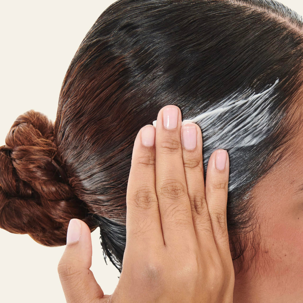 Aplicación en cabello seco con Goddess Strength Balm para fijar sin frizz