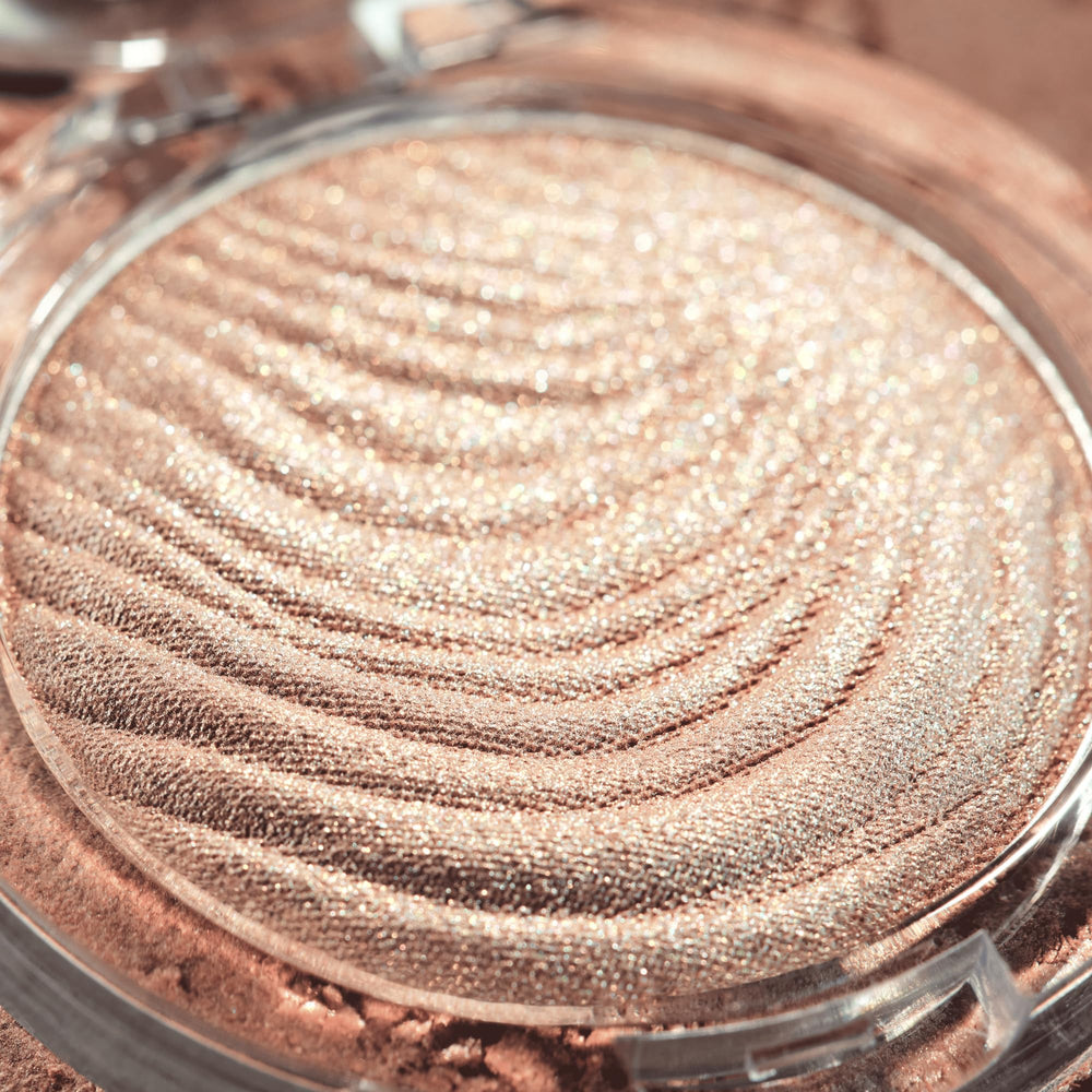 Packaging and application of Catrice Aura Glam Bouncy Highlighter