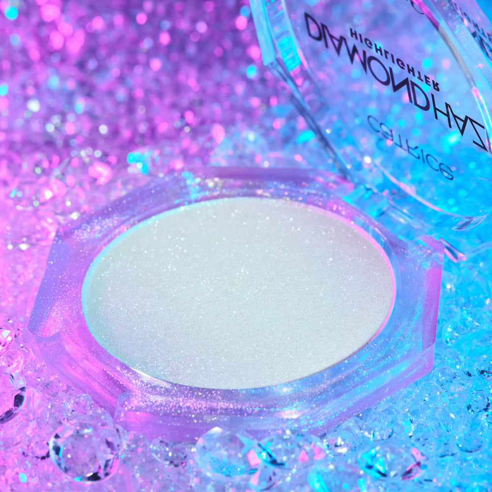 Envase compacto de Diamond Haze Highlighter para retoques rápidos.