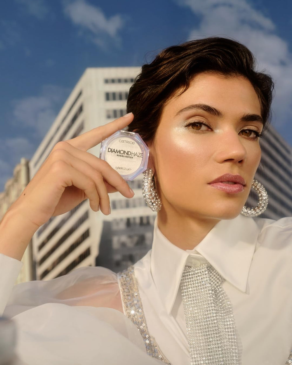 Iluminación de labios con Diamond Haze Highlighter para acabado luminoso.