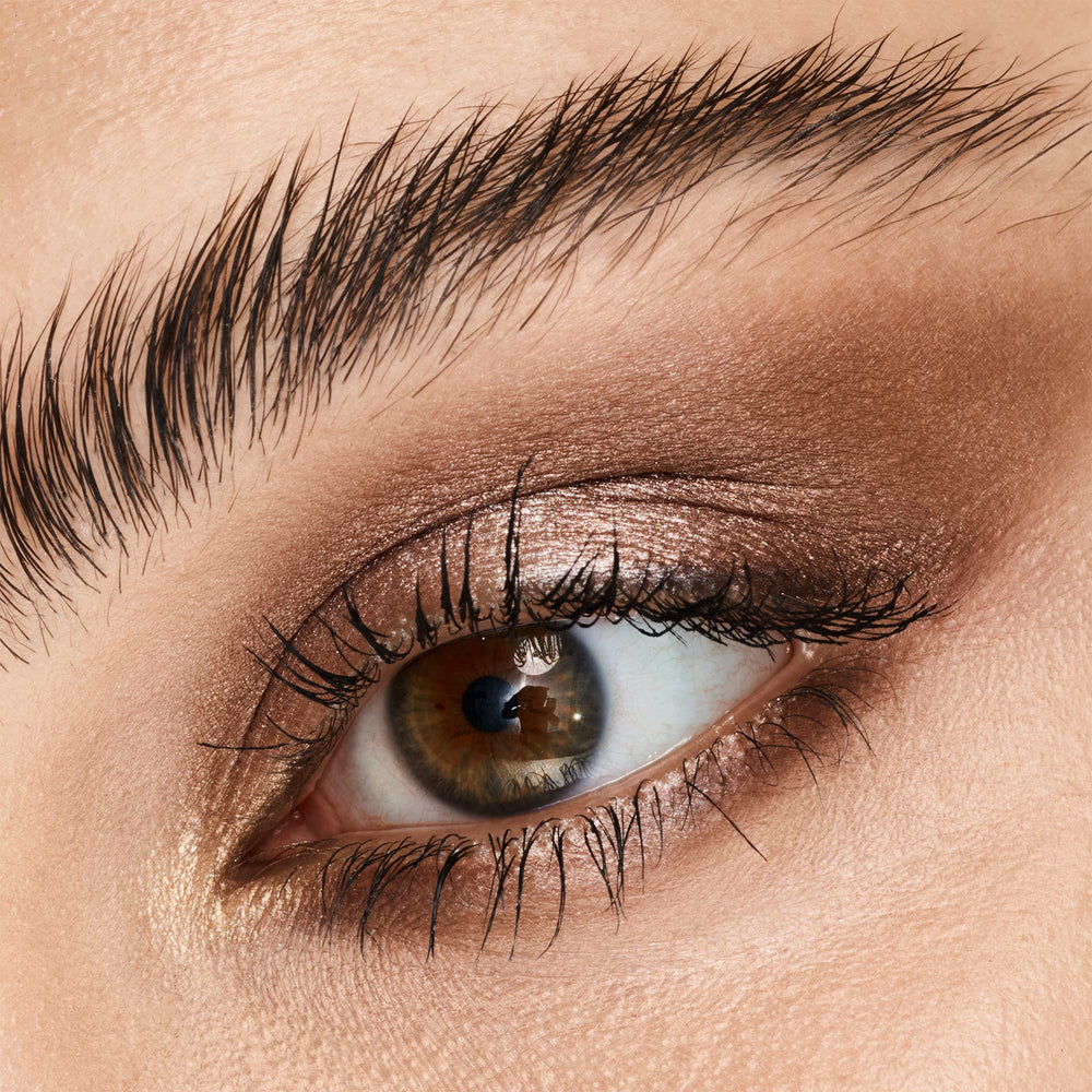 Catrice The Eyeshadow Palettes Pure Nude, acabados metalizados para brillo elegante en looks nocturnos.