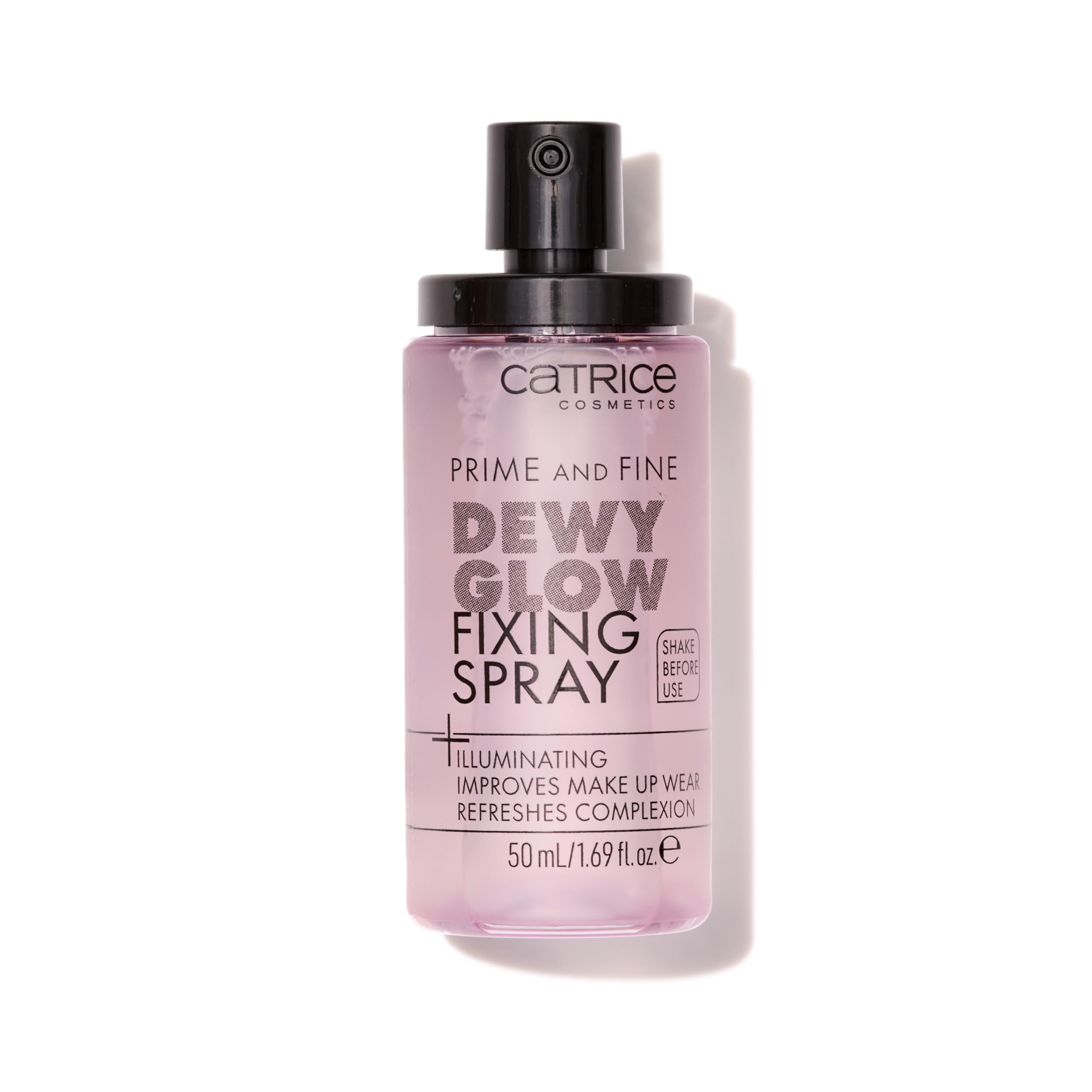 Spray iluminador de Catrice Prime & Fine, botella visible para un acabado radiante.