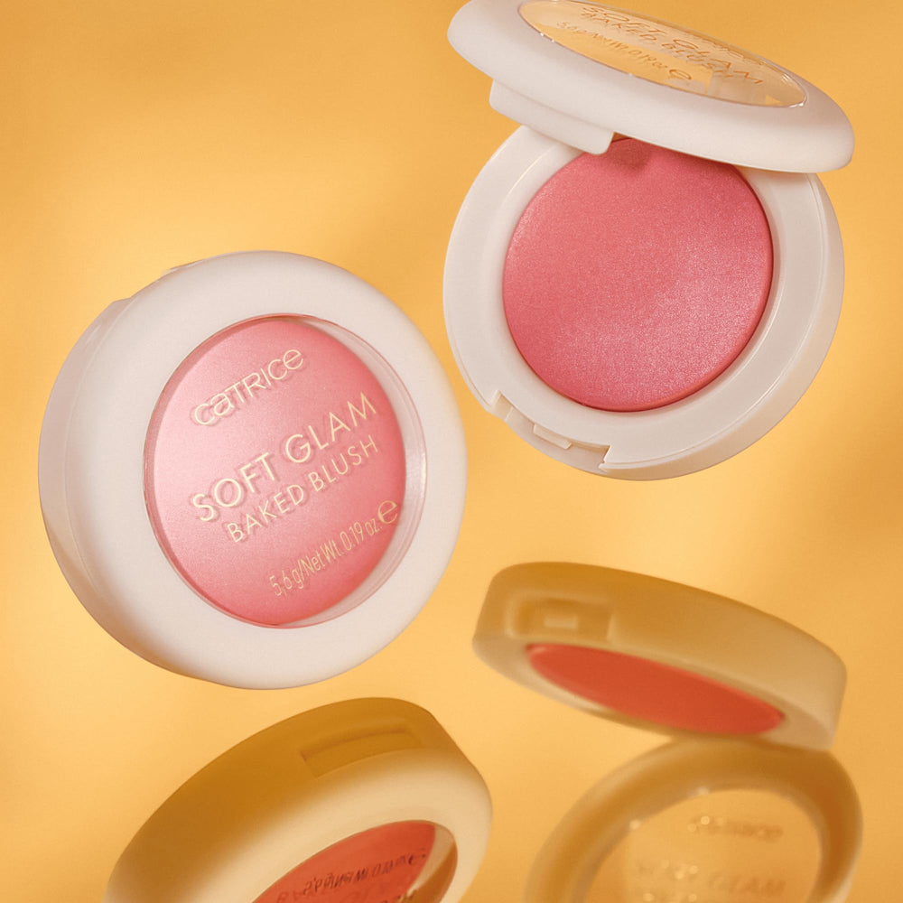 Brillo sutil y efecto iluminado en mejillas con Catrice Soft Glam Baked Blush.