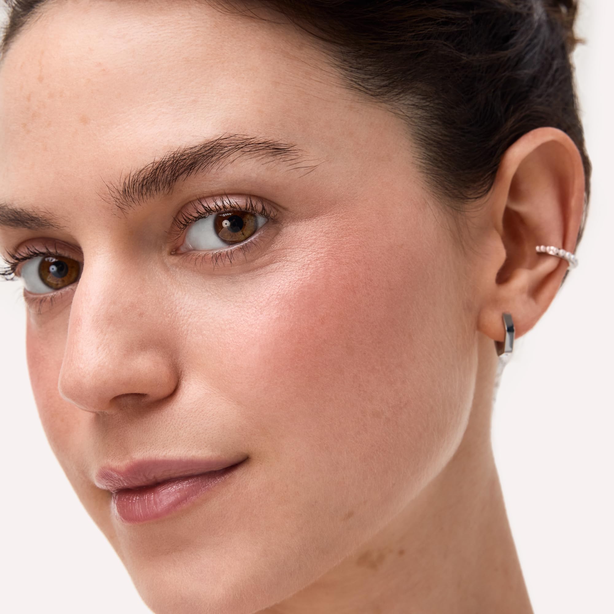 Envase compacto y práctico de Catrice Soft Glam Baked Blush.