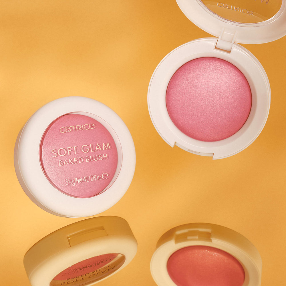 Catrice Soft Glam Baked Blush tono frambuesa-noche para un rubor versátil.