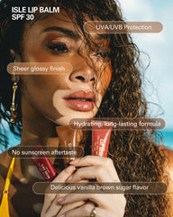 Bálsamo Cay Skin Isle Lip Balm con textura ligera para un look natural.