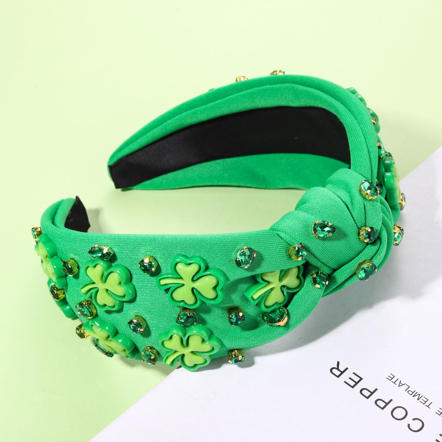 CEALXHENY diadema detalle cristal verde, complemento elegante para look irlandés.