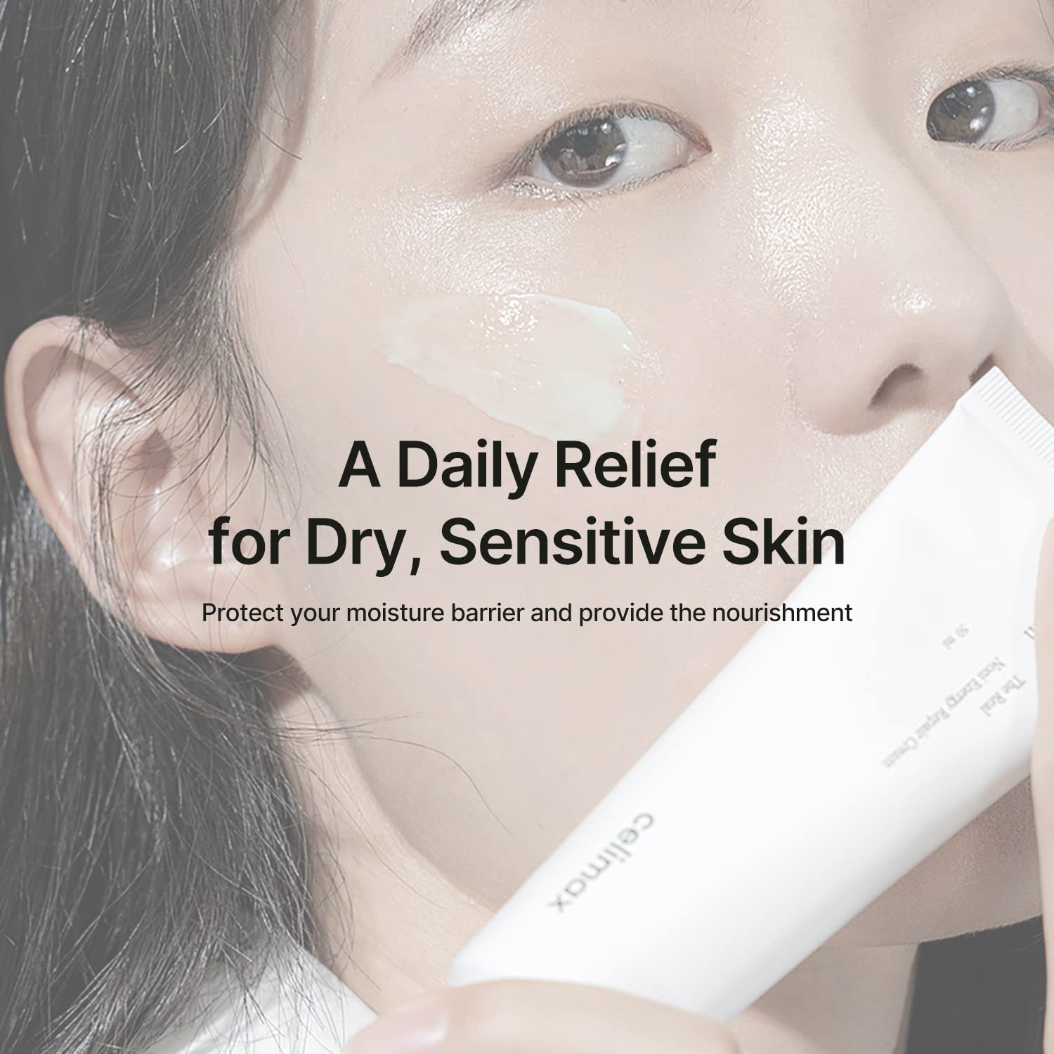 Aplicación suave de la crema Noni sobre la piel para hidratación diaria.