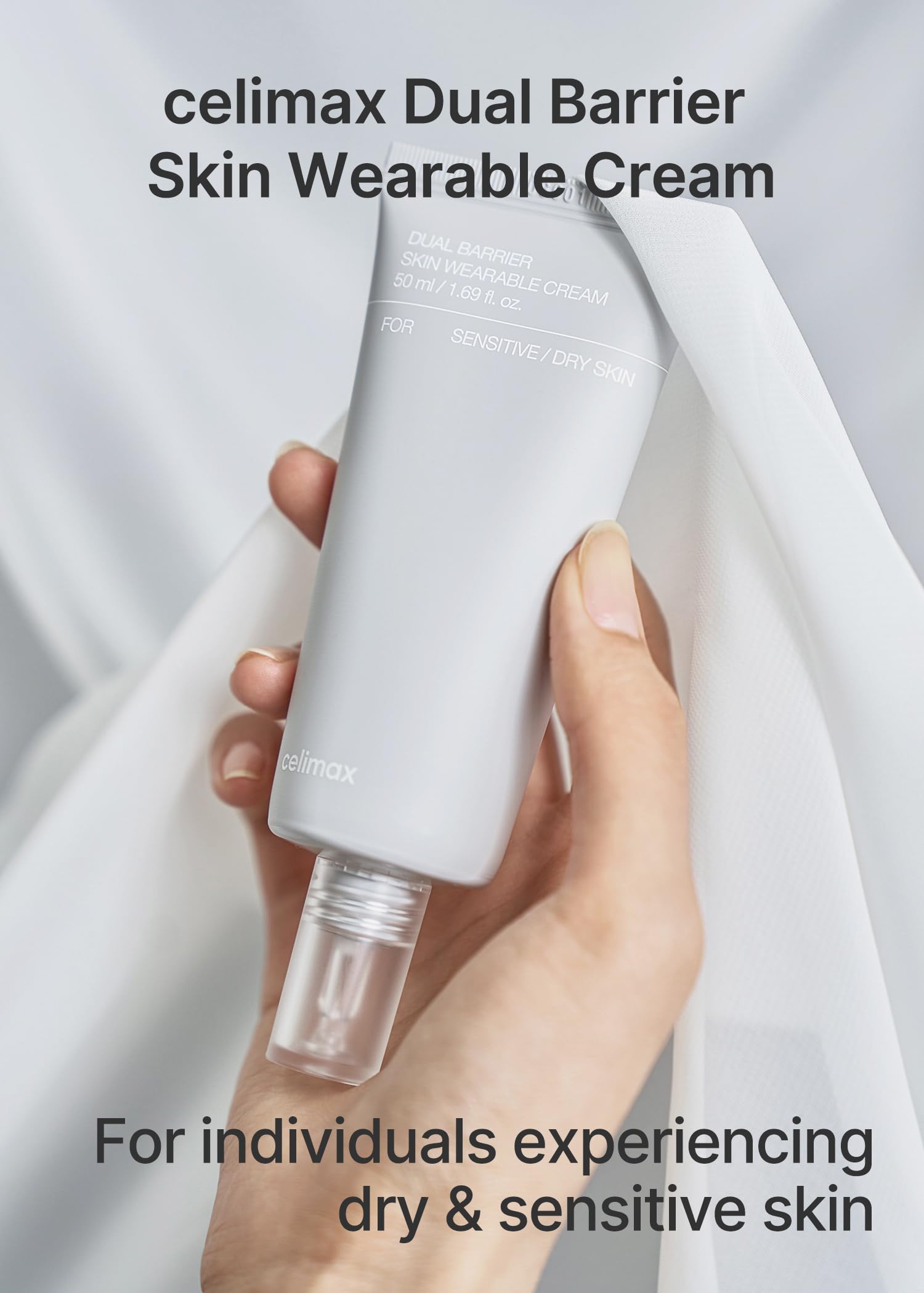 Textura cremosa de Celimax Dual Barrier Cream en dedo para hidratación suave.
