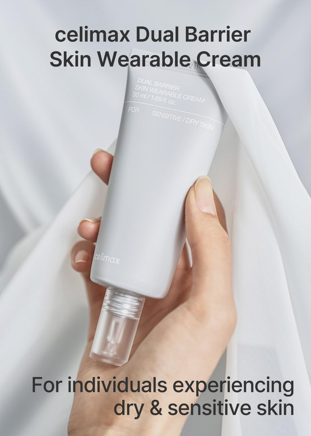 Textura cremosa de Celimax Dual Barrier Cream en dedo para hidratación suave.
