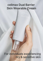 Textura cremosa de Celimax Dual Barrier Cream en dedo para hidratación suave.