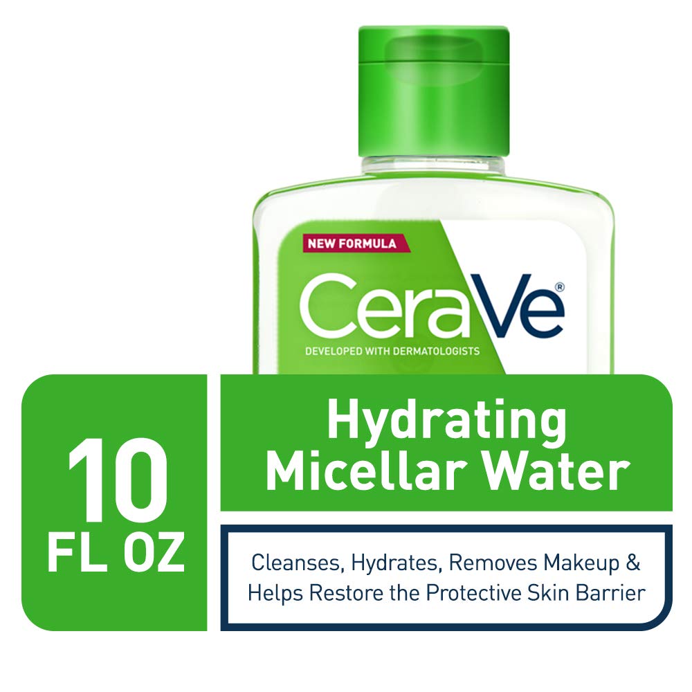 Discos de algodón desmaquillando ojos con CeraVe de forma suave.
