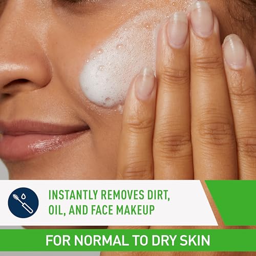 CeraVe limpiador crema-espuma en mano, aplicación suave para desmaquillado y cuidado.