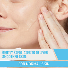 Espuma rica de CeraVe Renewing SA Cleanser limpia el rostro sin irritación.