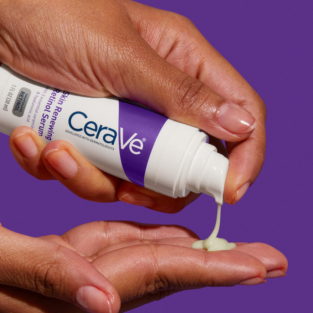 Aplicación nocturna suave con CeraVe para cuidado facial cotidiano.