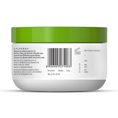 Aplicación de crema Cetaphil en la palma para piel sensible.
