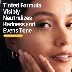 Aplicación tintada para el rostro, muestra tono suave, ideal para cubrir enrojecimiento ligero.