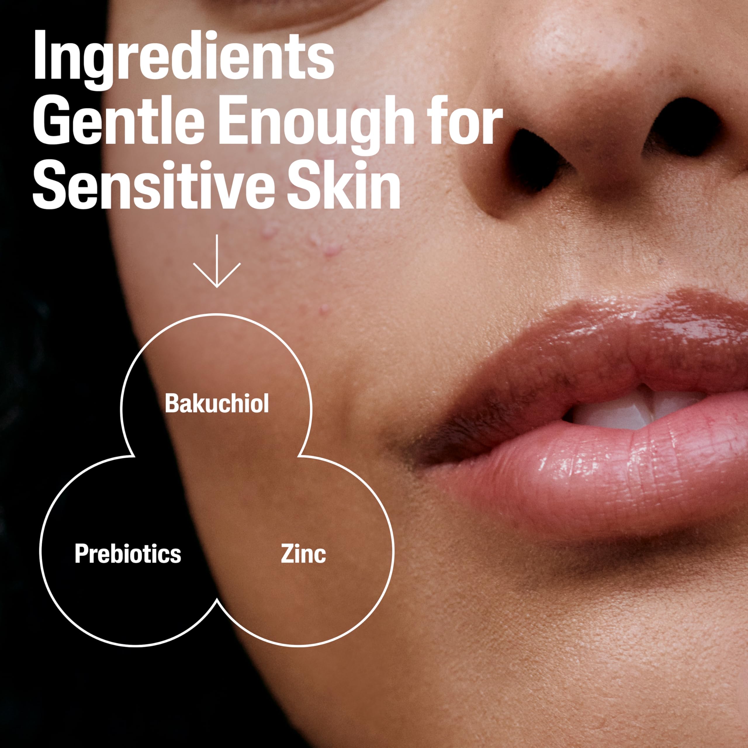 Mano mostrando la aplicación diaria de Cetaphil Gentle Clear Serum.