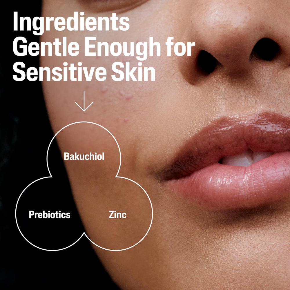 Mano mostrando la aplicación diaria de Cetaphil Gentle Clear Serum.