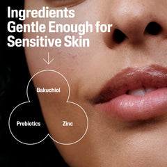 Mano mostrando la aplicación diaria de Cetaphil Gentle Clear Serum.