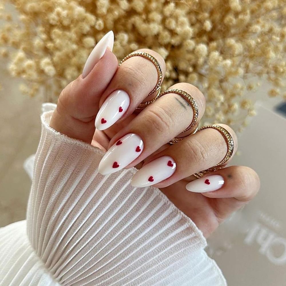 Uñas CEWEWP Valentinas blanco lechoso con corazón rojo para un look romántico diario.